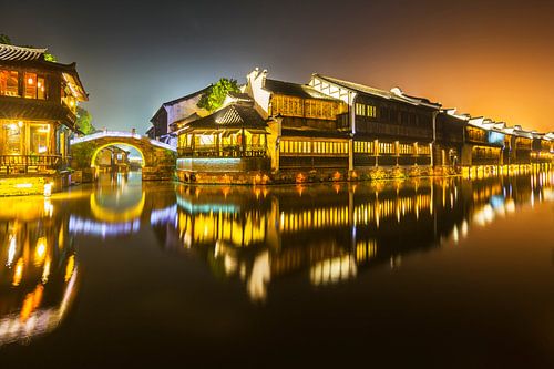 Historische waterstad Wuzhen bij nacht