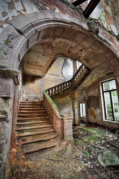 Urbex Prächtig verfallene Burgruine. von Dyon Koning