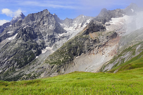 The TMB around Mont Blanc: a spectacular long-distance hiking trail through France, Italy and Switzerland - full of glaciers, peaks, Alpine meadows and magnificent mountain moments.