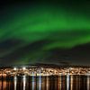 Panorama van Tromsø in Noorwegen met het Noorderlicht van Leon Brouwer