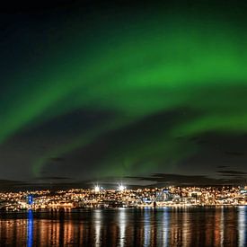 Panorama van Tromsø in Noorwegen met het Noorderlicht van Leon Brouwer
