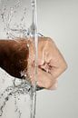 Splash hand of the photographer Portrait van Focco van Eek thumbnail