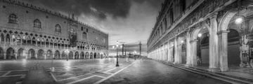 Piazza di San Marco / Markusplatz in Venedig. Schwarzweiss Bild. von Manfred Voss, Schwarz-weiss Fotografie