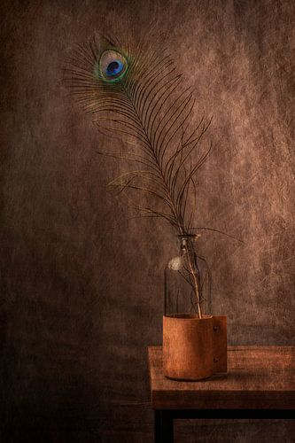 A peacock feather in a glass bottle still life by Jaimy Leemburg Fotografie