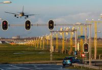 Avion à l'atterrissage sur la piste éclairée de Schiphol