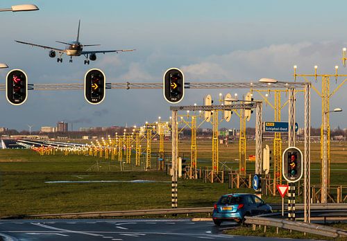 Landend vliegtuig op verlichte landingsbaan Schiphol