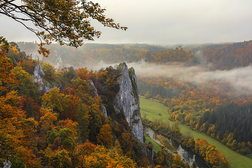 Stiegelesfelsen en Donau met laatste restjes mist gezien vanaf het uitzichtspunt Burgstall - Natuurpark Opper-Donau