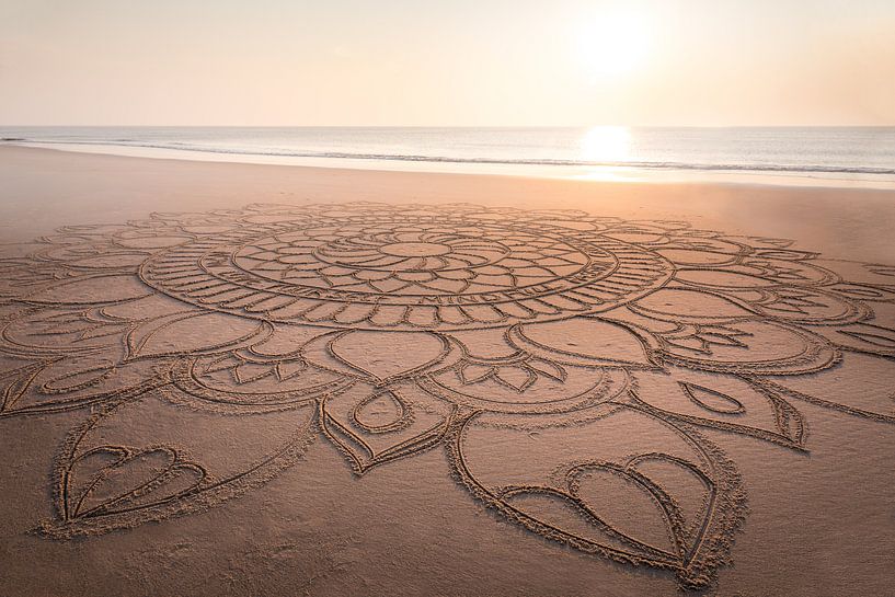 Mandala in het zand bij het strand van Kampen, Sylt van Christian Müringer