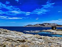 Felsige Küstenlandschaft auf Sardinien