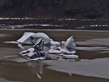 IJsbergen in het gletsjermeer van Sólheimajökull van Timon Schneider