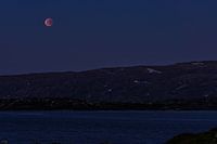 Bloedmaan boven de bergen van Telemark en Hordaland in Noorwegen