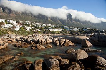 Camps Bay in Kaapstad, Zuid-Afrika van Peter Schickert