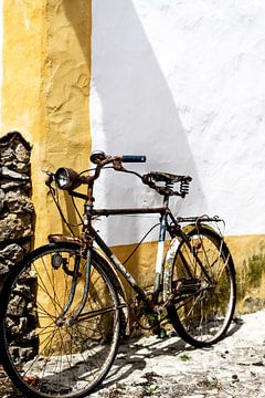 Reisfotografie Portgugal | Oude fiets tegen een gele en witte muur van AIM52 Shop