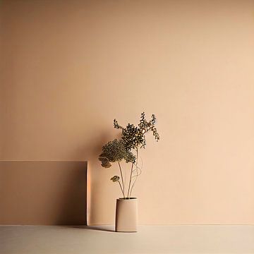 Pflanze in Vase in einem leeren Raum von Maarten Knops