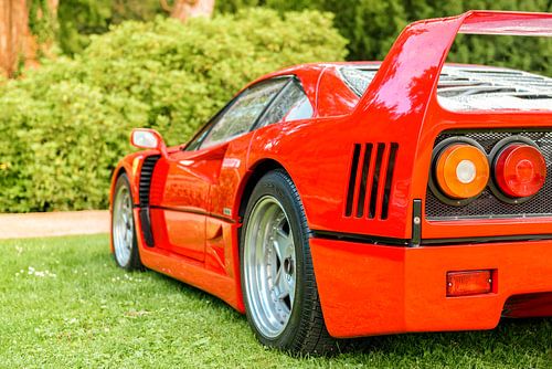 Ferrari F40 supercar in rood achteraanzicht