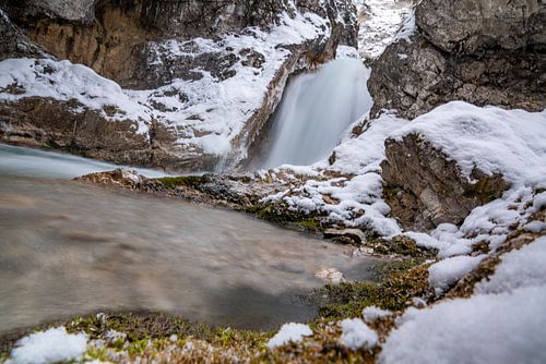 De Gleiersch Klamm in de winter met sneeuw, ijs en hangende ijspegels.
