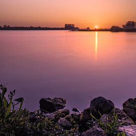 Zonsondergang aan de Rijn met lange belichtingstijd van Rick van de Kraats