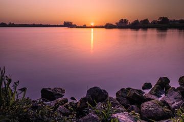 Zonsondergang aan de Rijn met lange belichtingstijd van Rick van de Kraats