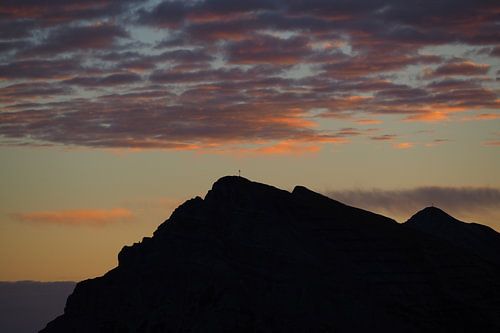 Dageraad in de Alpen - sfeervolle bergfotografie in het eerste licht van de dag.