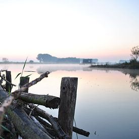 Fog above the water at sunrise sur Cynthia Jansen