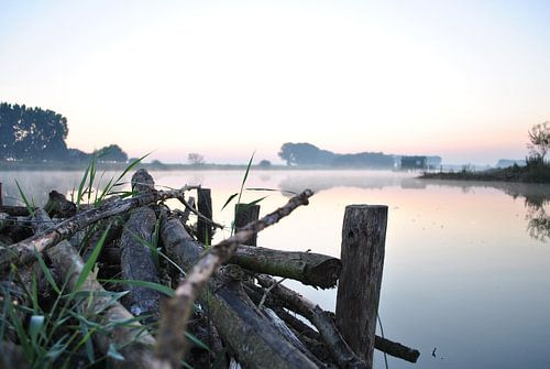 Mist boven het water bij zonsopkomst