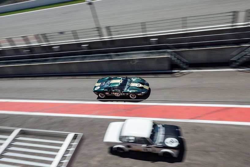 Ford GT40  door de pit lane op Spa-Francorchamps van Simon Peeters