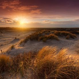 Wegtrekkende onweersbui tijdens zonsondergang in Kijkduin van Rob Kints