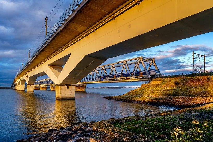 Spoorbruggen Moerdijk in de zon van Pixel Meeting Point