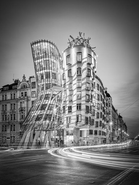 Tanzendes Haus in Prag schwarz-weiß von Michael Valjak