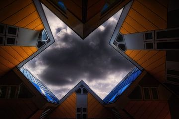 Würfelhäuser in Rotterdam Niederlande mit dunklen Wolken im Hintergrund