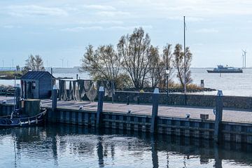 Ferry Zuidezee nader Urk by R Smallenbroek