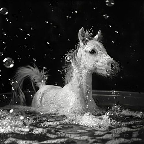 Speelse pony in bad - Een charmante badkamerfoto voor je toilet