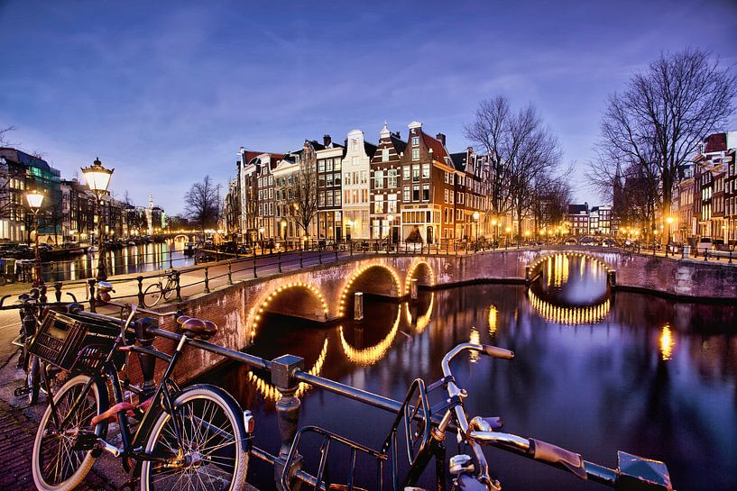 Dämmerungsfoto der Grachten von Amsterdam von Frans Lemmens