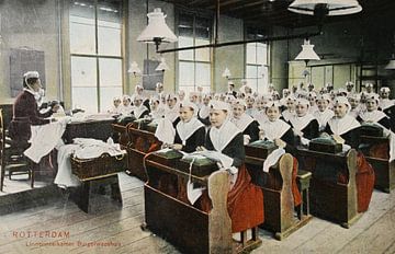 De linnennaaikamer in het burgerweeshuis in Rotterdam  in 1909 van Patricia Hofmeester