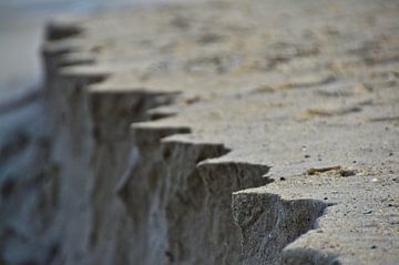 Weggespoeld zand op Maasvlakte strand van Marieke van der Hoek-Vijfvinkel