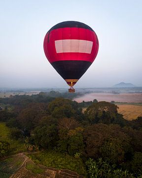 Heißluftballon über dem Dschungel von Sri Lanka bei Sonnenaufgang von Ewold Kooistra