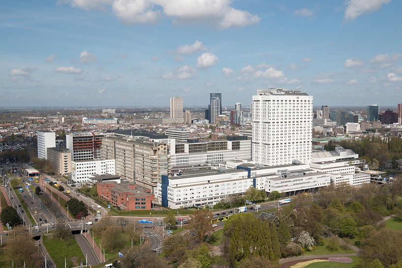 Ligne d'horizon de Rotterdam avec vue sur Erasmus MC par W J Kok