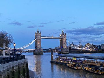 Tower Bridge by night van Photography by KF