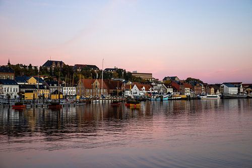 Uitzicht op Flensburg aan het water bij zonsopkomst | Reisfotografie | Stadsaanzicht