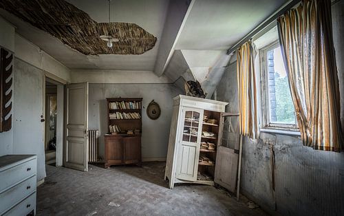 Baufälliger Raum mit Schränken von Inge van den Brande