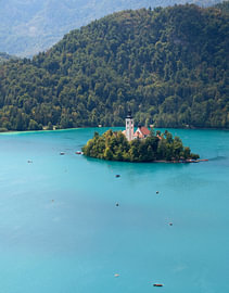Die Kirche auf der Insel von Lake Bled in Slowenien von Lensw0rld