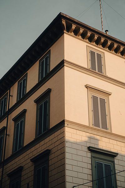Gebouwen in zonsondergang, geel, blauwe lucht in Firenze van Matthias Verfaille