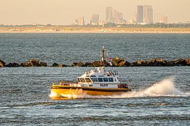 Pilot Boot met skyline Den Haag van Arthur Bruinen