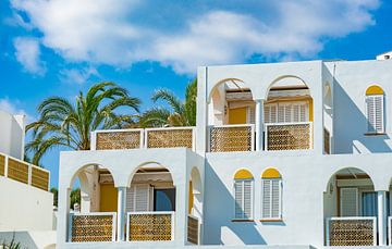 Architecture touristique, appartements hôteliers avec balcon et palmiers sur Alex Winter