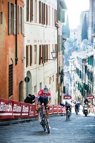 Mathieu van der Poel wins in Siena by Leon van Bon
