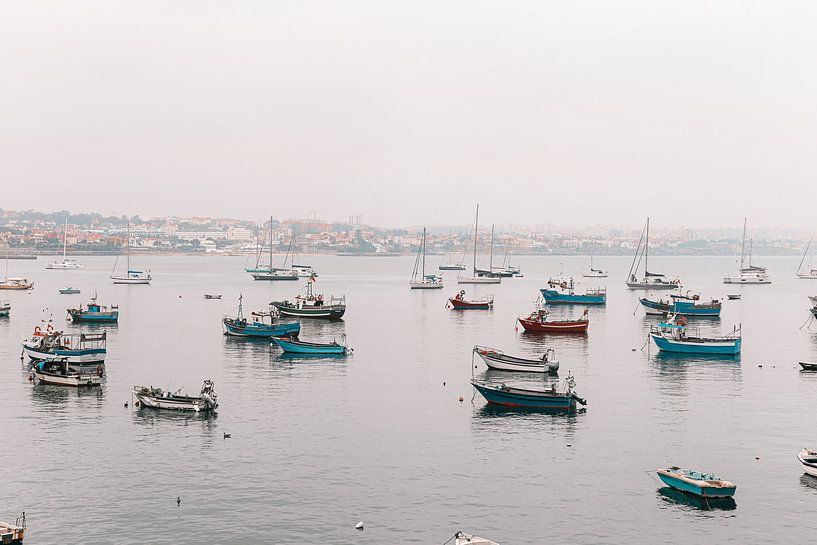 Gekleure vissersboten in Cascais, Portugal. van Leanne Remmerswaal