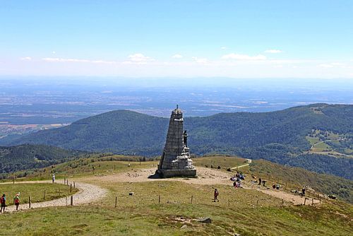 Monument op de top van de Grand Ballon, met 1.424 meter de hoogste top in de Vogezen (Elzas, Frankri