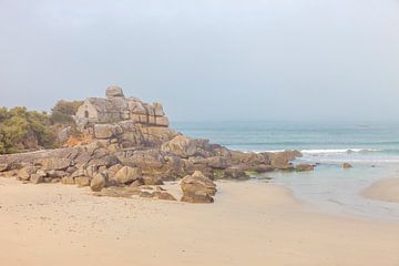 Oud douanehuis op het strand in de mist bij het dorp Kerfissien, Bretagne van Christian Müringer