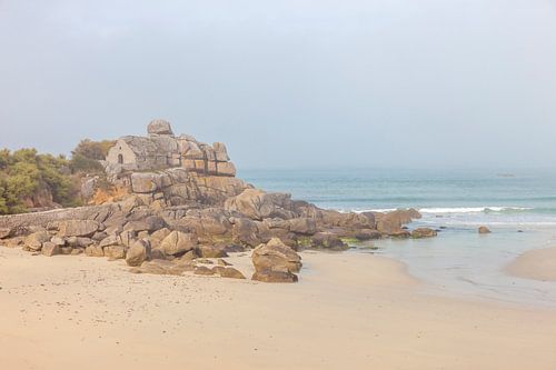 Oud douanehuis op het strand in de mist bij het dorp Kerfissien, Bretagne