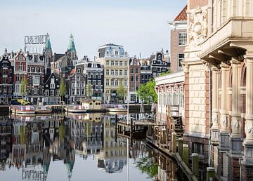 Uitzicht op Amstel in Amsterdam met reflecties van Heleen Schenk / Smeerjewegproducties